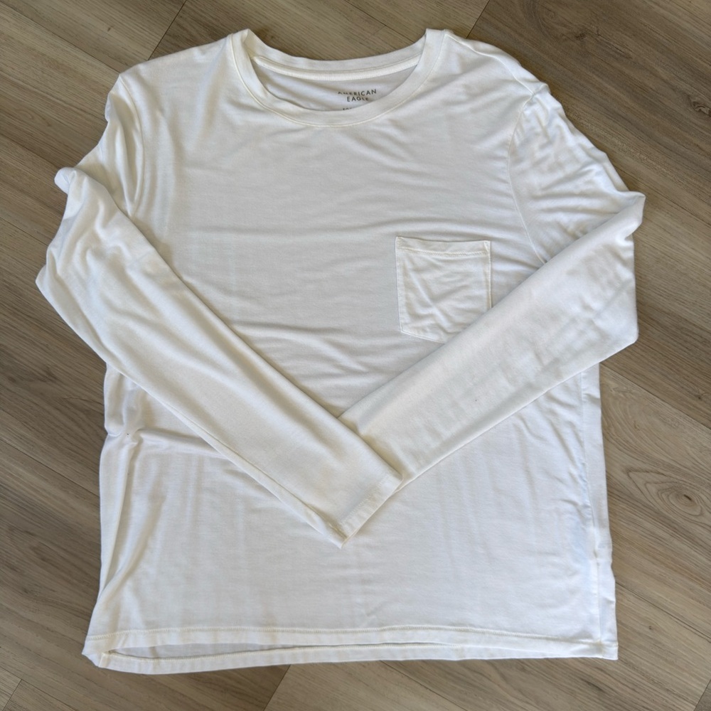 American Eagle 
Women’s
White Long Sleeve Pocket Tee
Size:Medium